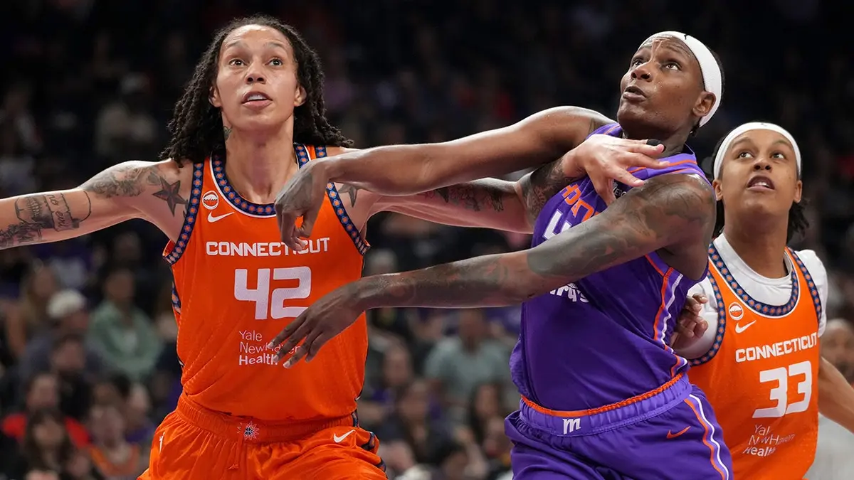 Natasha Mack bojuje s Brittney Griner o doskok na ihrisku vo Phoenixe.