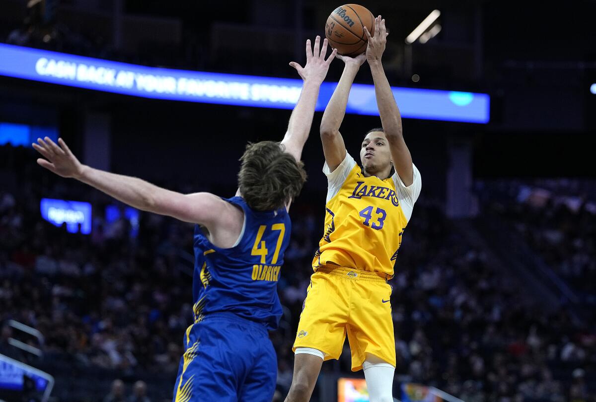 Nováčik Lakers Cameron Carr strieľa trojkou cez Lachlana Olbricha z Golden State.