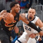Donovan Mitchell dribluje proti Dillonovi Brooksovi