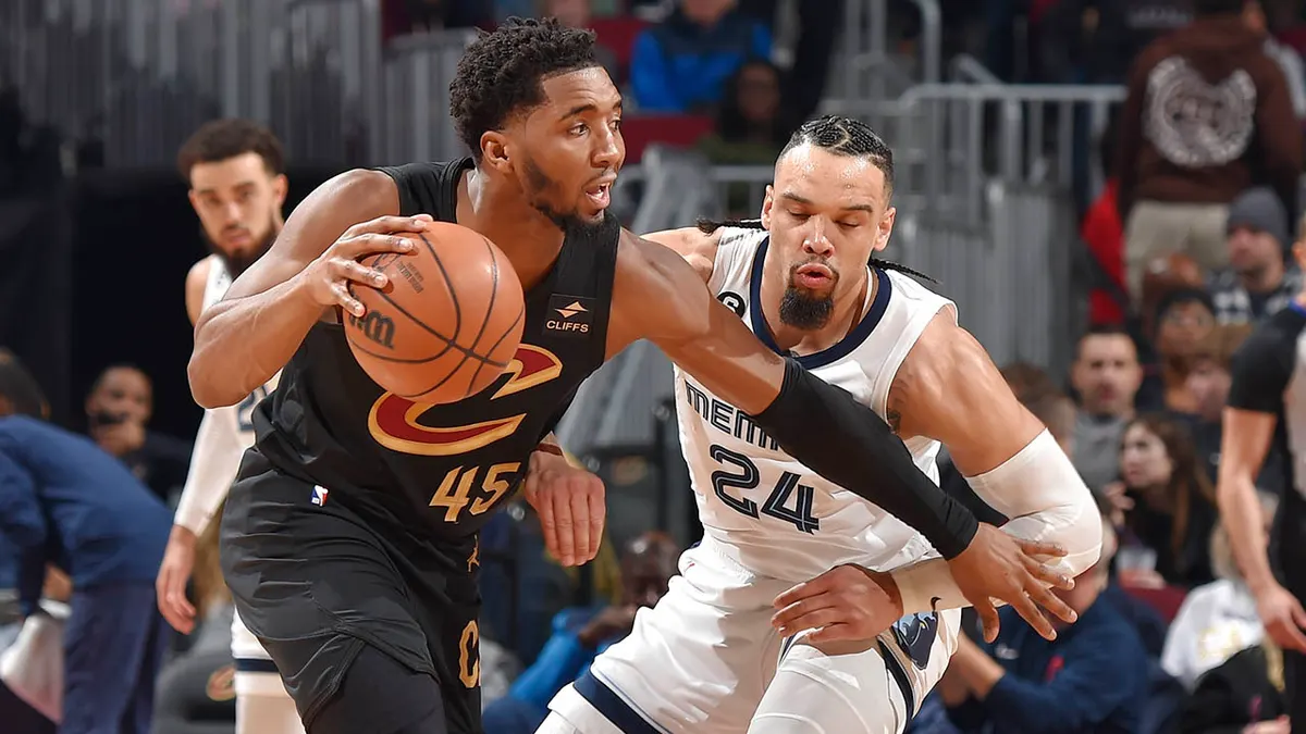 Donovan Mitchell dribluje proti Dillonovi Brooksovi