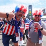Fanúšikovia Spojených štátov oslavujú 19. júna 2026 pred štadiónom Seattle.