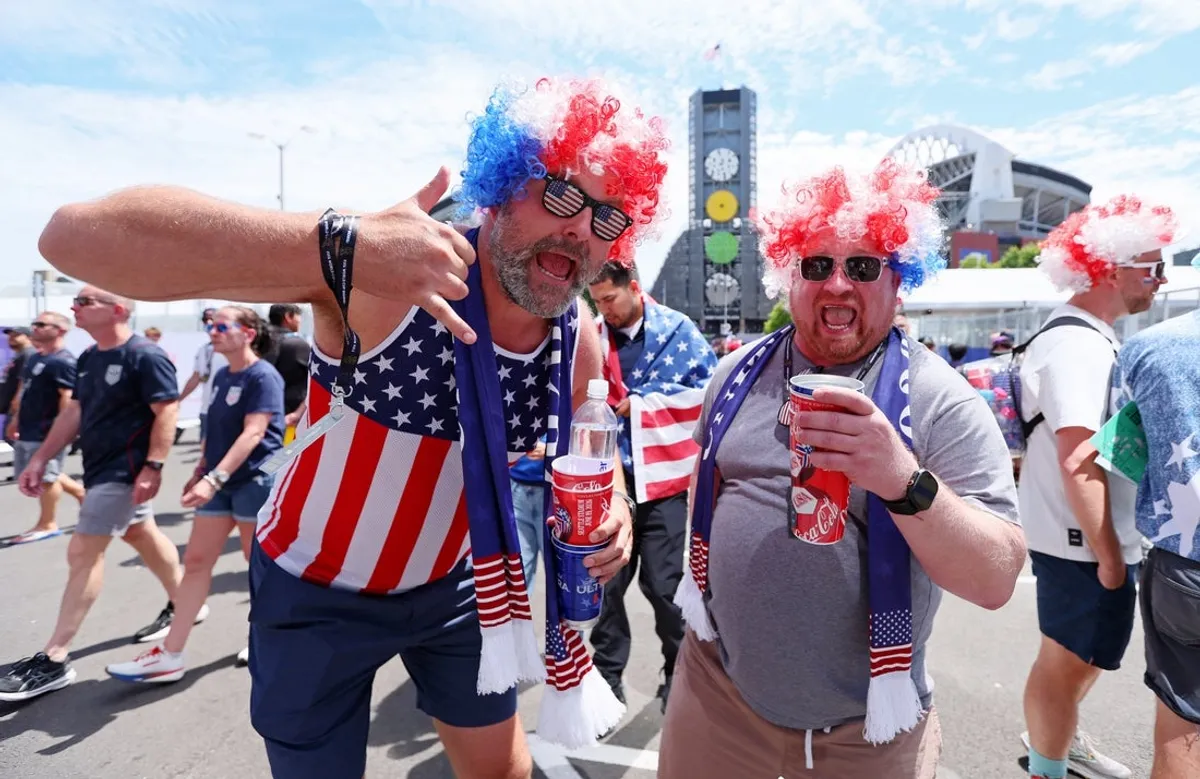 Fanúšikovia Spojených štátov oslavujú 19. júna 2026 pred štadiónom Seattle.