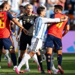 Leandro Paredes sa konfrontuje s Ericom Garciom na ihrisku v East Rutherford, New Jersey.