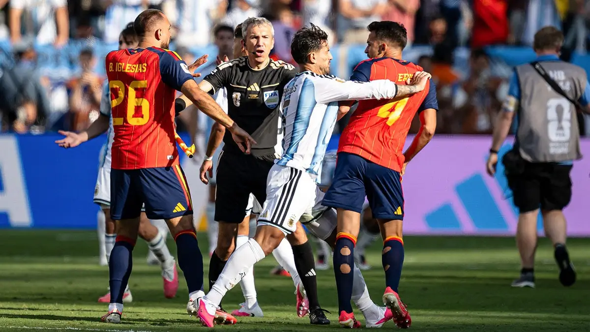 Leandro Paredes sa konfrontuje s Ericom Garciom na ihrisku v East Rutherford, New Jersey.