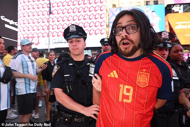 Ako na obrázku Johna Taggarta z The Daily Mail, niekoľko jednotlivcov bolo umiestnených v putách, keď nadšení fanúšikovia Španielska tancovali v uzavretých uliciach v centre Manhattanu.