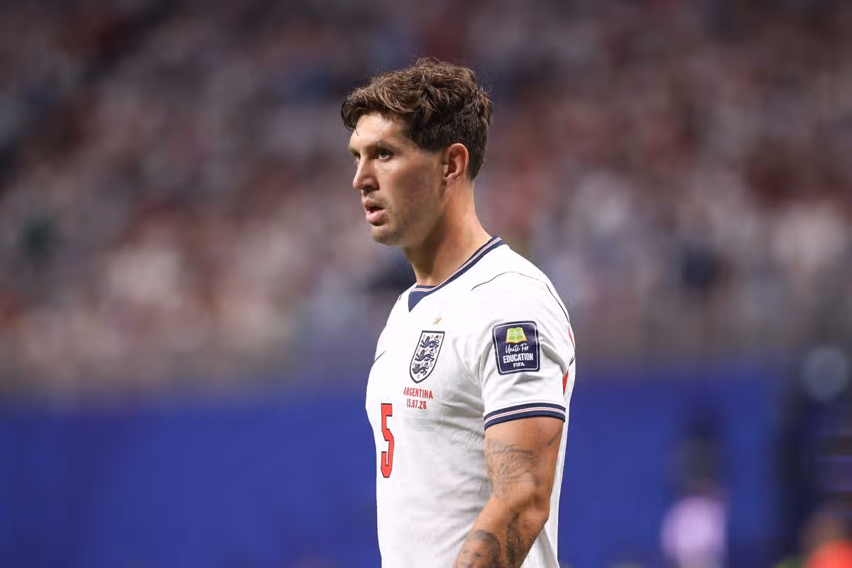 John Stones sa pozerá počas zápasu v Anglicku