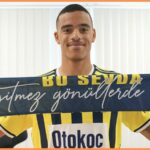 Mason Greenwood pózuje so šatkou Fenerbahce