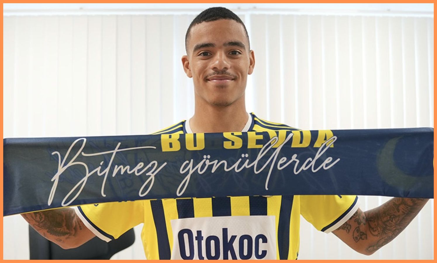 Mason Greenwood pózuje so šatkou Fenerbahce