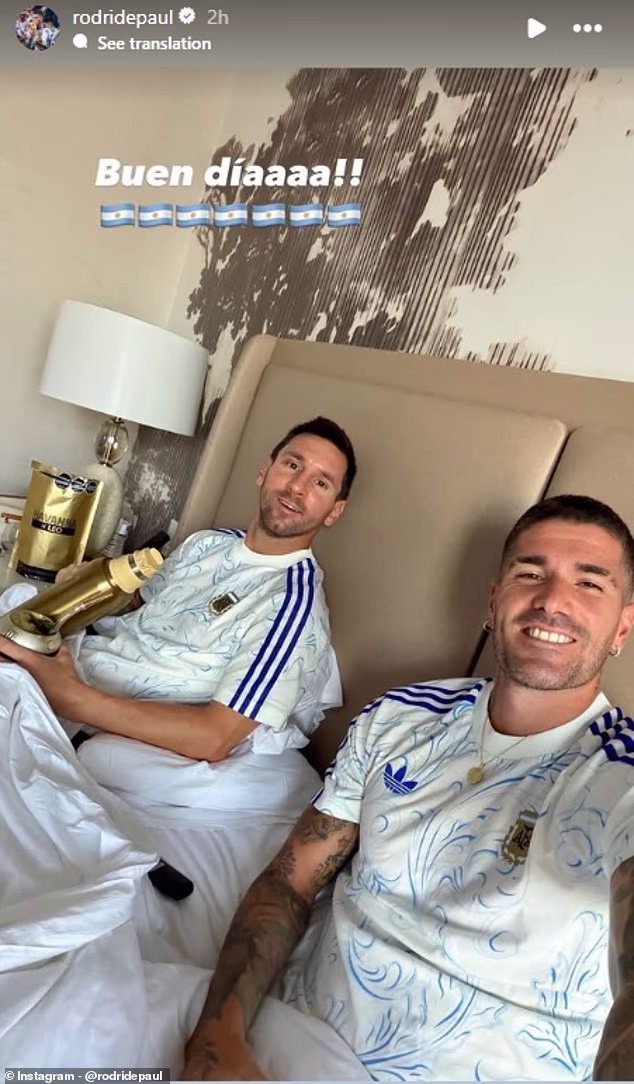 Messi bol zobrazený, ako odpočíva s čajom mate a balíček sušienok Havanna Leo s Rodrigom De Paulom sedel vedľa neho.