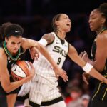 Rae Burrell zo Sparks chráni loptu pod tlakom Natasha Cloud z Chicago Sky v Crypto.com Arene 10. júla.