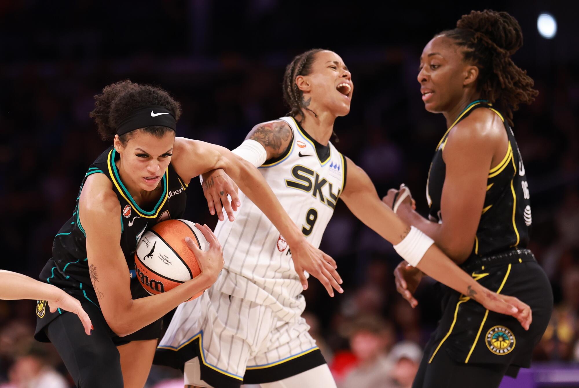 Rae Burrell zo Sparks chráni loptu pod tlakom Natasha Cloud z Chicago Sky v Crypto.com Arene 10. júla.