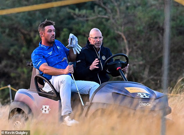 Bryson DeChambeau je zahnaný na miesto svojho „zločinu“, piatu jamku, kde vyrovnal trávu a uľahčil si spätný švih. Neskôr ho pristavili dva výstrely