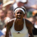 Američanka Coco Gauffová reaguje po víťaznom zápase nad Češkou Karolínou Muchovou v ich semifinálovom stretnutí dvojhry žien na tenisových majstrovstvách Wimbledonu v Londýne vo štvrtok 9. júla 2026.