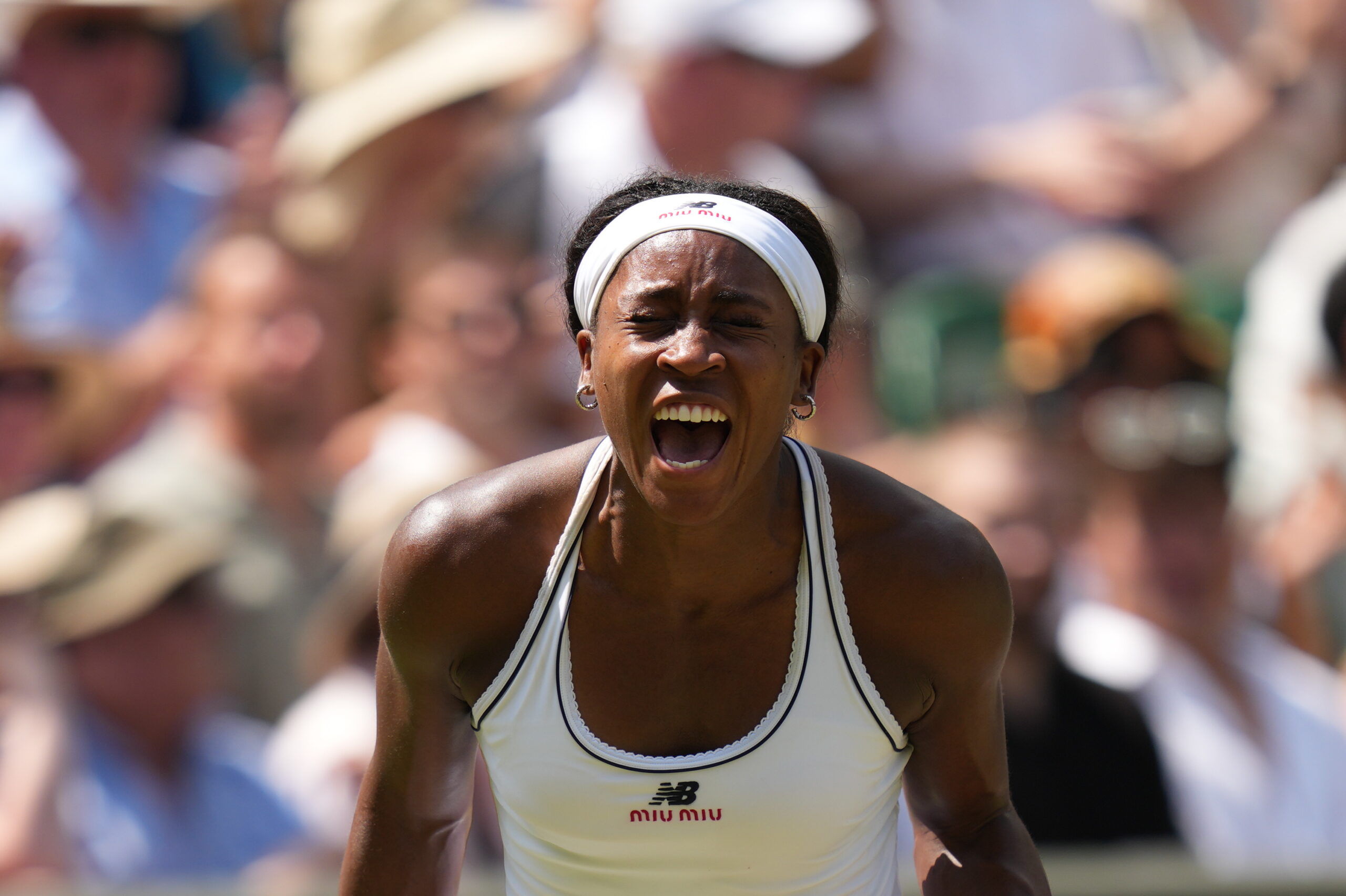Američanka Coco Gauffová reaguje po víťaznom zápase nad Češkou Karolínou Muchovou v ich semifinálovom stretnutí dvojhry žien na tenisových majstrovstvách Wimbledonu v Londýne vo štvrtok 9. júla 2026.