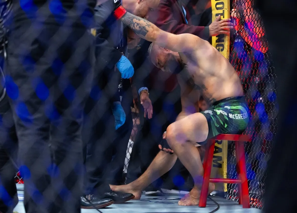 11. júla 2026; Las Vegas, Nevada, USA; Conor McGregor reaguje po tom, čo utrpel zranenie a ukončil zápas s Maxom Hollowayom počas UFC 329 v T-Mobile Arene. Povinný kredit: Mark J. Rebilas-Imagn Images