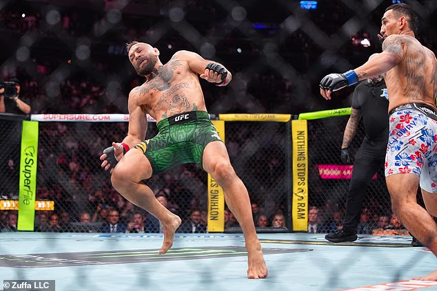 Zdá sa, že Conor McGregor si počas prvých 10 sekúnd zápasu proti Maxovi Hollowayovi poranil koleno pri pokuse o kopnutie do hornej časti tela.