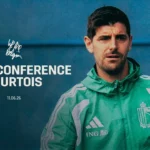 Thibaut Courtois na tlačovej konferencii v zelenej belgickej bunde.