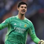Thibaut Courtois v zelenom brankárskom drese Realu Madrid oslavuje počas zápasu.