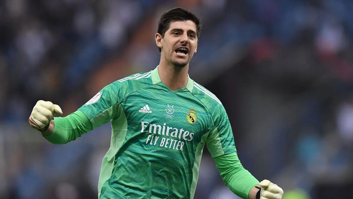Thibaut Courtois v zelenom brankárskom drese Realu Madrid oslavuje počas zápasu.