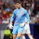 Thibaut Courtois v modrom brankárskom drese Realu Madrid počas zápasu.