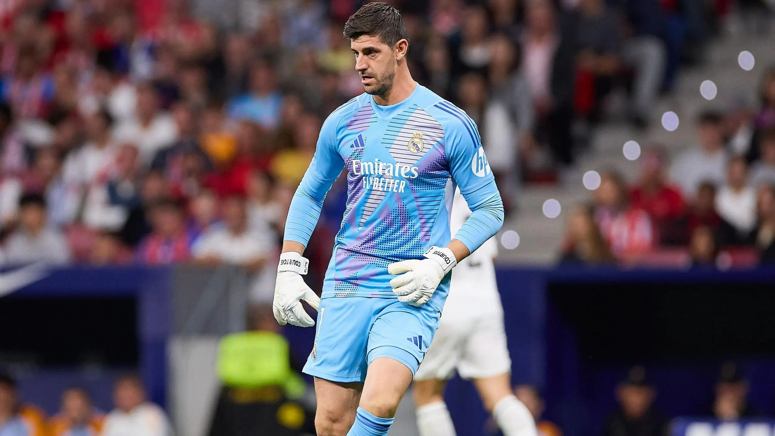 Thibaut Courtois v modrom brankárskom drese Realu Madrid počas zápasu.