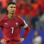 Cristiano Ronaldo oslavuje víťazstvo na Eure 2016 po vyhlásení, že je na rovnakej „úrovni“ ako majstrovstvá sveta