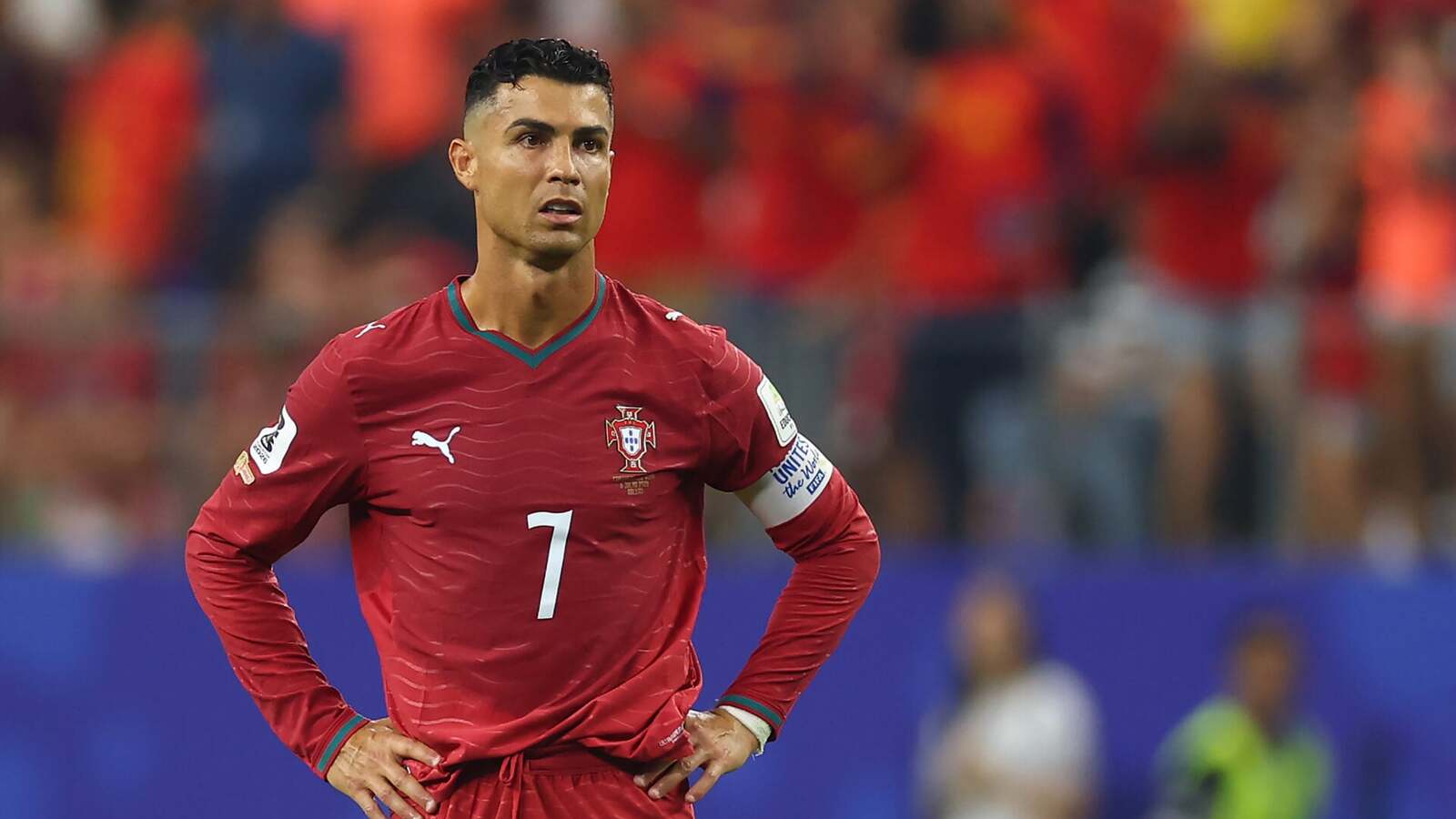 Cristiano Ronaldo oslavuje víťazstvo na Eure 2016 po vyhlásení, že je na rovnakej „úrovni“ ako majstrovstvá sveta