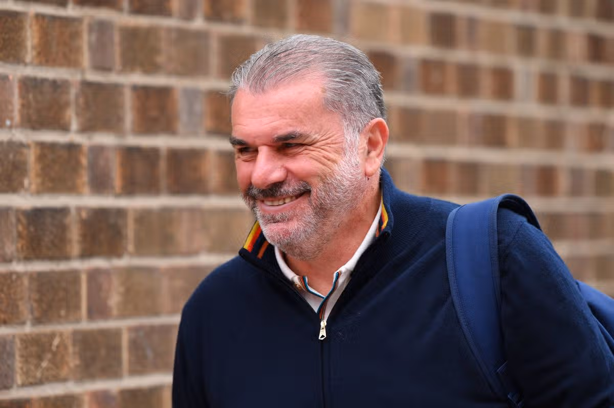 Ange Postecoglou je hlavným trénerom Nottingham Forest počas zápasu Premier League medzi Nottingham Forest a Chelsea na City Ground v Nottinghame v Anglicku 18. októbra 2025. (Foto: Jon Hobley/MI News/NurPhoto cez Getty Images)