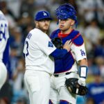 Tretí základný hráč Dodgers Max Muncy brzdí Daltona Rushinga.