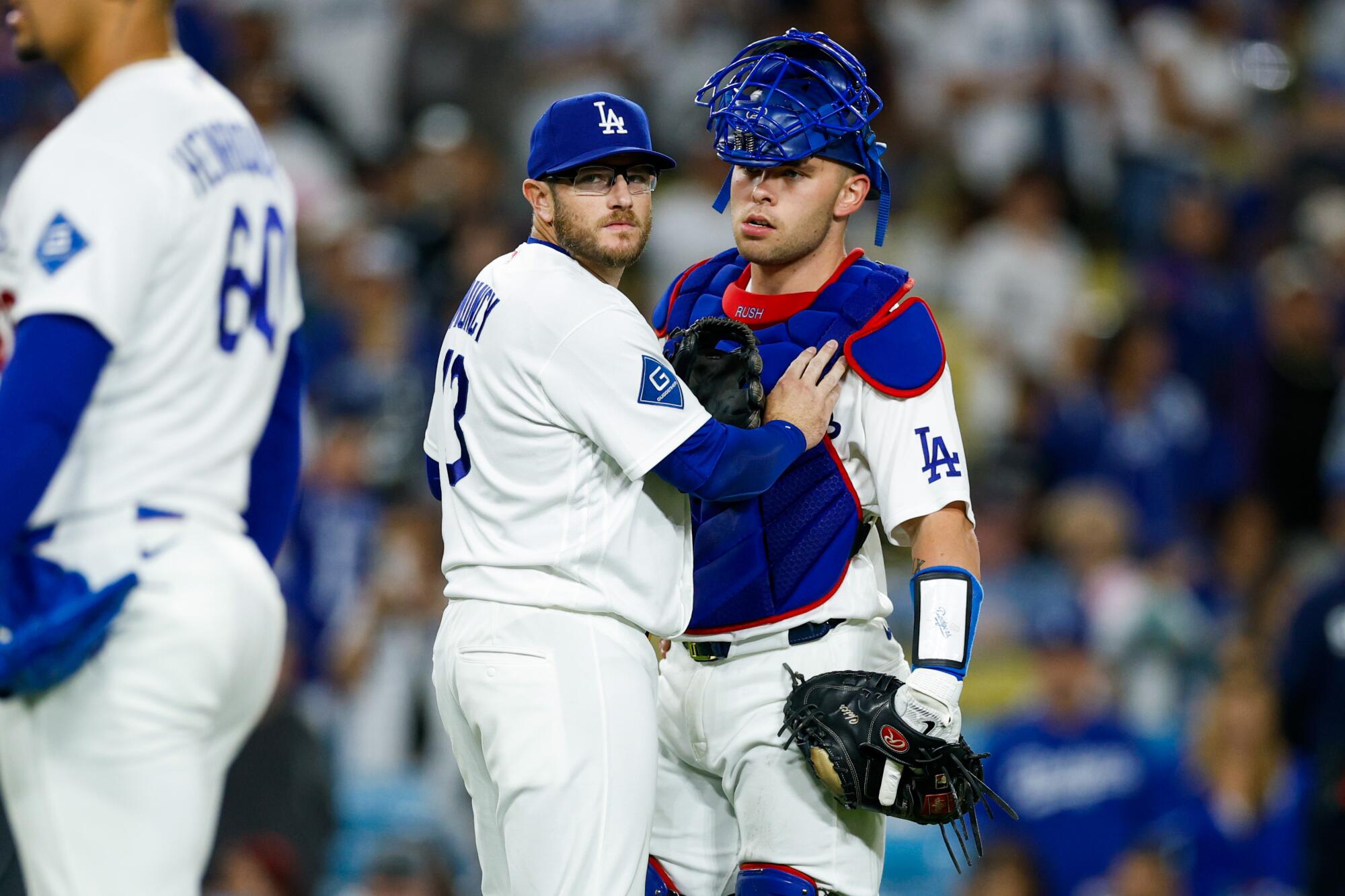 Tretí základný hráč Dodgers Max Muncy brzdí Daltona Rushinga.