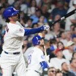 30. júna 2026; Chicago, Illinois, USA; Krátke stopár Chicaga Cubs Dansby Swanson (7) zaútočil na dva zápasy proti San Diego Padres počas piatej zmeny na Wrigley Field. Povinný kredit: David Banks-Imagn Images