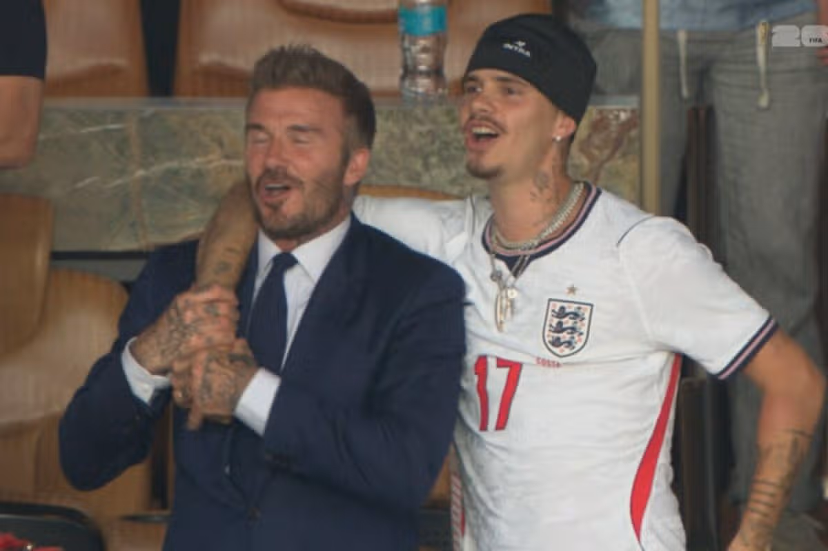 David Beckham bol videný, ako prepása Wonderwall ruku v ruke so svojím synom Romeom, keď pár oslavoval štvrťfinálové víťazstvo Anglicka.