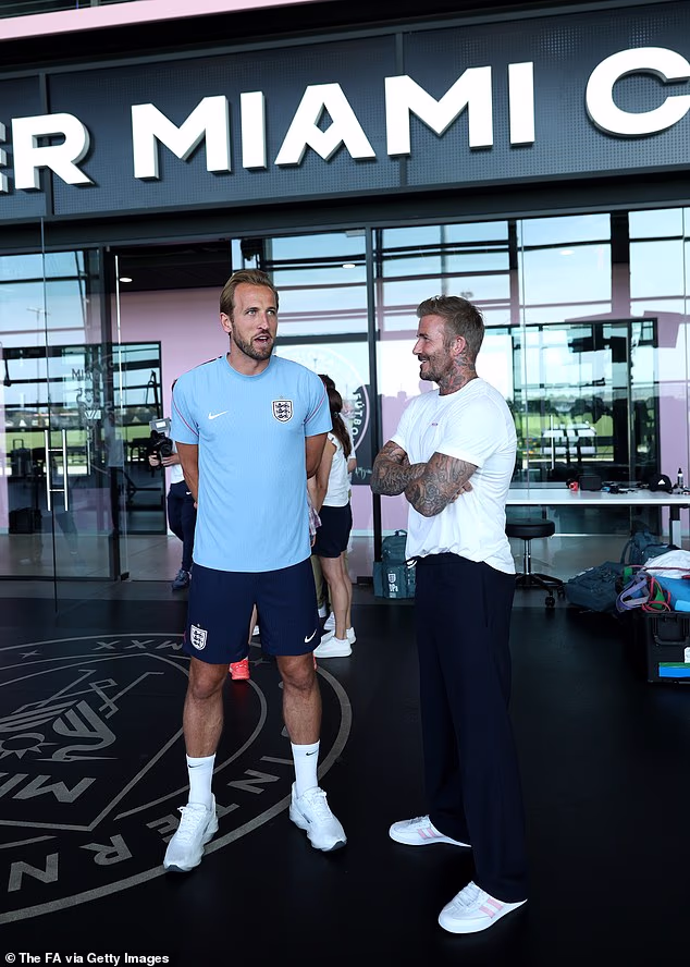David Beckham (vpravo) sa rozpráva s anglickým kapitánom Harrym Kaneom na tréningovej základni Interu Miami
