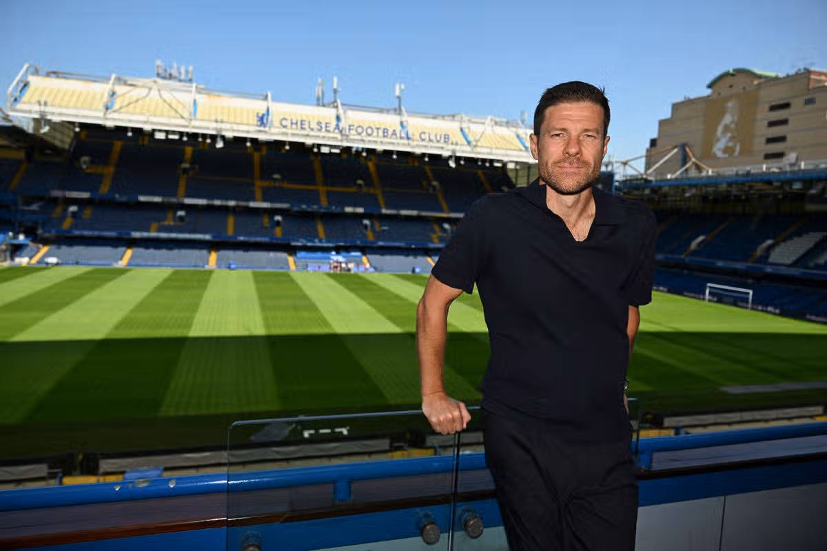 Xabi Alonso pózuje na fotografii po svojej prvej tlačovej konferencii ako manažér Chelsea