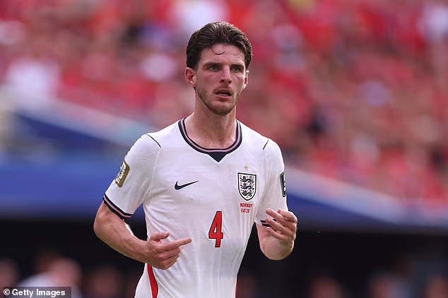 Anglický stredopoliar Declan Rice trénoval po zotavení z choroby