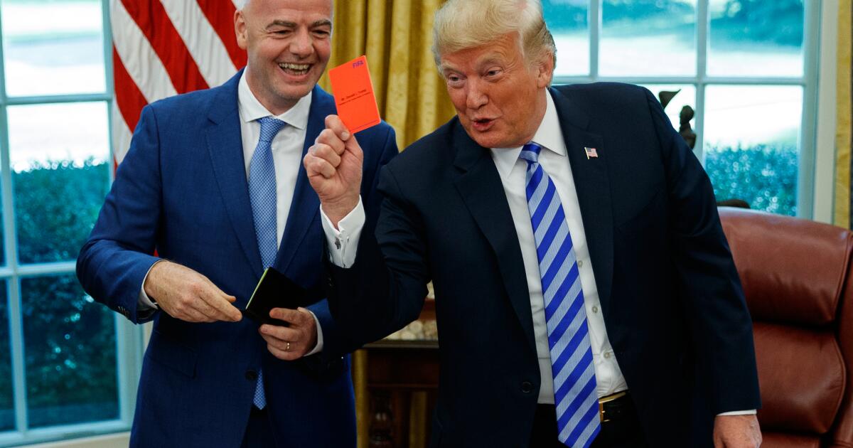 Demonštranti z finále majstrovstiev sveta dali červené karty Trumpovi, prezidentovi FIFA