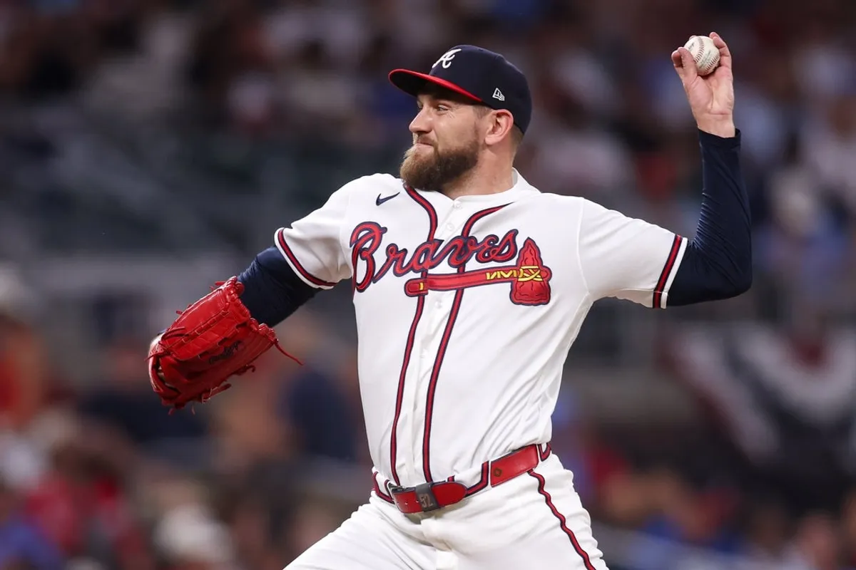 2. júla 2026; Atlanta, Georgia, USA; Nadhadzovač Atlanty Braves Dylan Lee (52) hádže proti St. Louis Cardinals v siedmej smene v Truist Parku. Povinný kredit: Brett Davis-Imagn Images