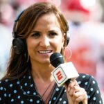 Reportérka ESPN Dianna Russiniová sa pozerá počas zápasu NFL na Heinz Field v Pittsburghu