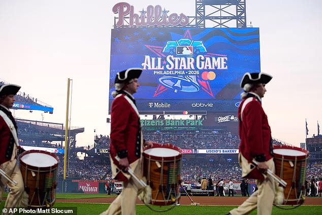 Fanúšikovia bejzbalu boli pred utorňajším zápasom hviezd vo Philadelphii zmätení tým, že sa na ihrisku Citizens Bank Park Park rozmiestnili v červenom oblečení Revolutionary War.