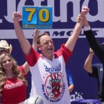 Joey Chestnut jedol párky v rožku na Nathan's Hot Dog Eating Contest v New Yorku