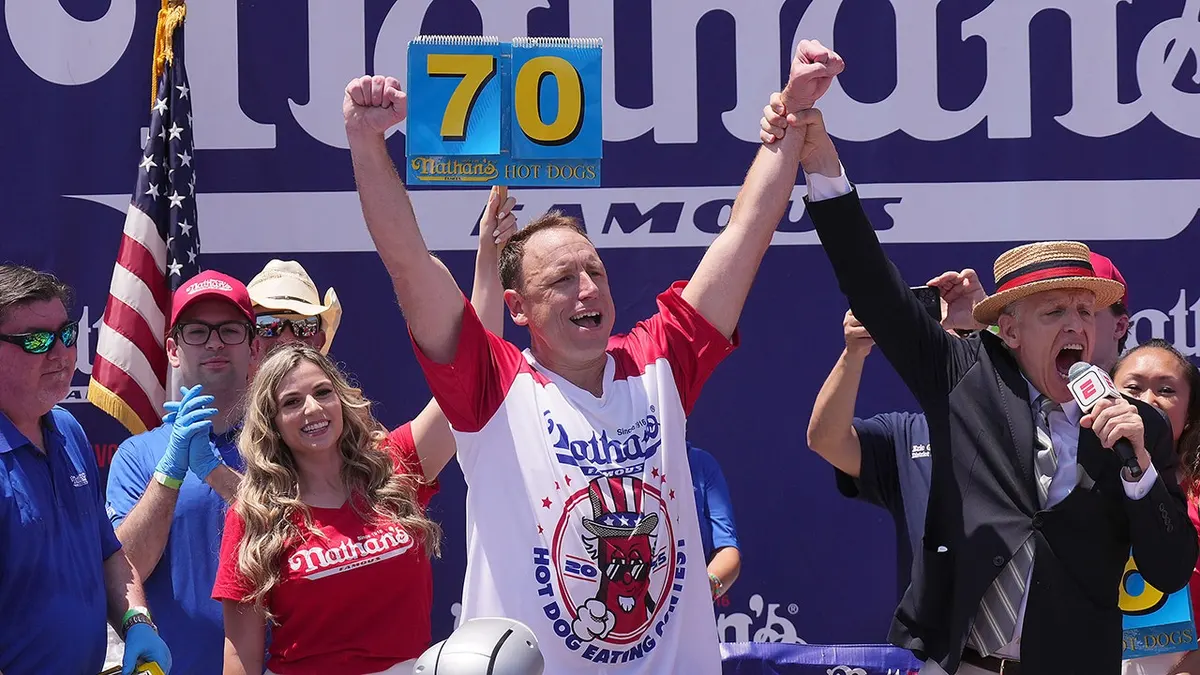 Joey Chestnut jedol párky v rožku na Nathan's Hot Dog Eating Contest v New Yorku