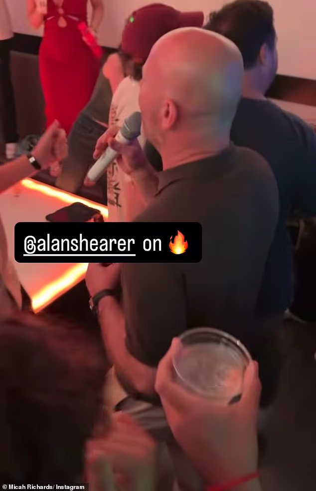 Micah Richards zverejnil klipy, na ktorých Alan Shearer spieva karaoke na oslave Svetového pohára vo futbale Rest Is Football