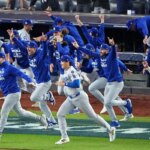 Dodgers oslavujú po tom, čo porazili Yankees vo Svetovej sérii 2024 na Yankee Stadium.