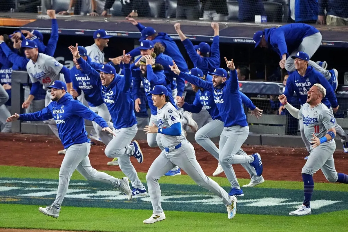 Dodgers oslavujú po tom, čo porazili Yankees vo Svetovej sérii 2024 na Yankee Stadium.