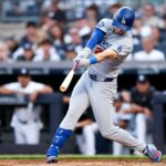 Outfielder Dodgers Kyle Tucker vo dvojhre počas piatkovej druhej zmeny proti New York Yankees.