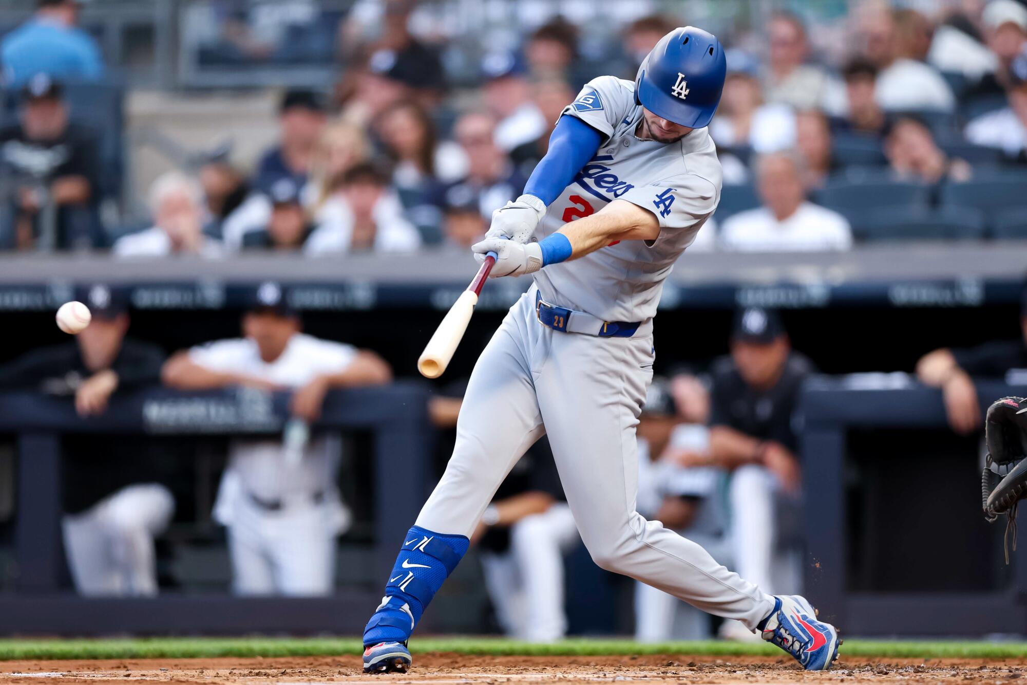 Outfielder Dodgers Kyle Tucker vo dvojhre počas piatkovej druhej zmeny proti New York Yankees.