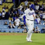 Dalton Rushing sa po uzemnení vracia späť do zemolezu, aby ukončil hru prehrou Dodgers 9:3.
