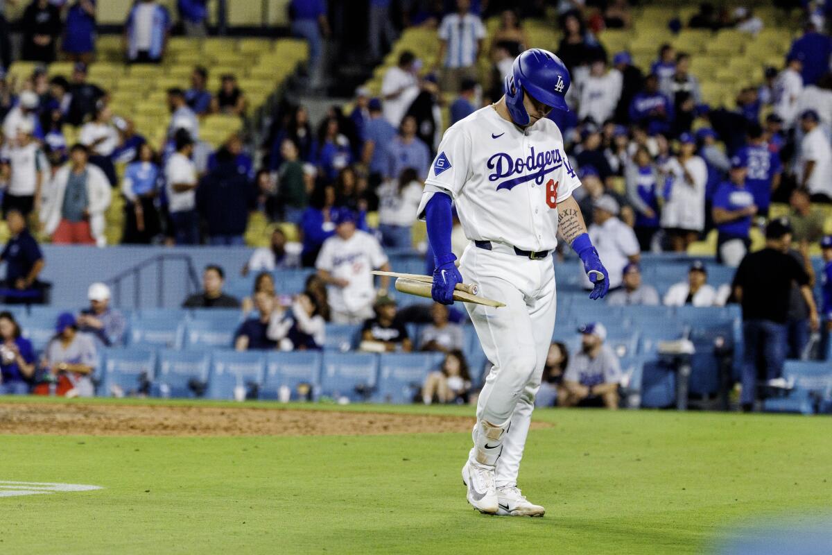 Dalton Rushing sa po uzemnení vracia späť do zemolezu, aby ukončil hru prehrou Dodgers 9:3.