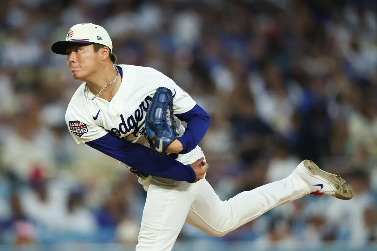4. júla 2026; Los Angeles, Kalifornia, USA; Nadhadzovač Los Angeles Dodgers Yoshinobu Yamamoto (18) podáva vo štvrtej smene proti San Diego Padres na štadióne Dodger. Povinný kredit: Kiyoshi Mio-Imagn Images