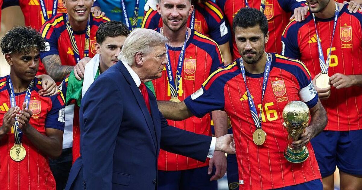 Donald Trump odtrhnutý nabok, pretože sa objavil na majstrovstvách sveta v štvorslovnom údere | Futbal | Šport